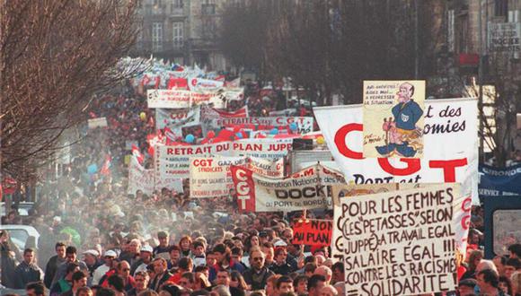 Las calles de París, Burdeos, Marsella y otras ciudades francesas se llenaron de manifestantes a fines de 1995 en protesta contra el Plan Juppé. Al final el gobierno de Jacques Chirac tuvo que dar marcha atrás en buena parte de sus planes de reforma. (Foto: AFP)