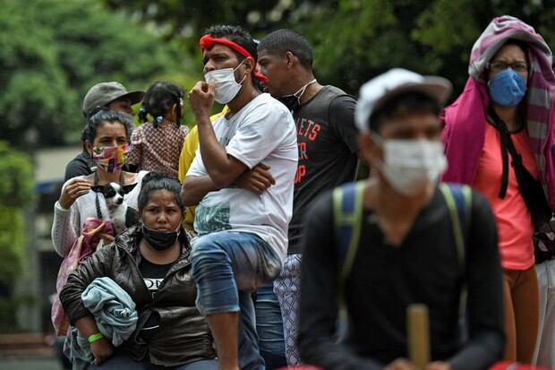 Muchas personas evitan el contagio del COVID-19 con el uso de mascarillas en Cali, Colombia (Foto: Luis Robayo / AFP)