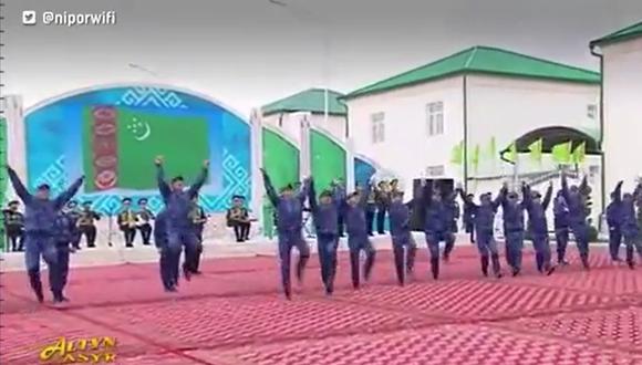 A continuación, te contamos el peculiar momento que plasmaron los militares de Turkmenistán para recibir a su nuevo presidente. (Foto: Captura Twitter)