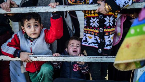 Turquía: Miles de sirios saturan campamentos en la frontera