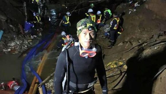 Saman Kunan dentro de la cueva donde participaba en las tareas de rescate. (Foto: Poom Pui)