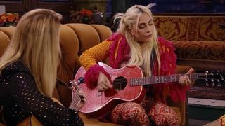 “Friends: The Reunion”: Lady Gaga y ‘Phoebe’ se divirtieron cantando el tema “Smelly Cat” | VIDEO
