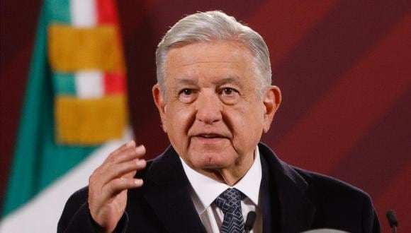 El presidente Andrés Manuel López Obrador habla durante su participación en la conferencia de prensa matutina en el Palacio Nacional en Ciudad de México. (Foto: EFE/Isaac Esquivel)