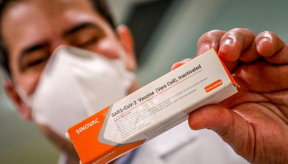 En esta foto de archivo tomada el 8 de agosto de 2020, un médico muestra la caja de una vacuna contra el coronavirus COVID-19 producida por la empresa china Sinovac Biotech en el Hospital Sao Lucas en Porto Alegre, sur de Brasil. (Foto de SILVIO AVILA / AFP).