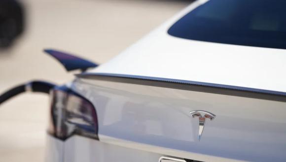 Un vehículo Tesla se conecta a una estación de carga Tesla en un aparcamiento el 22 de septiembre de 2022 en Santa Mónica, California.. (Photo by Allison Dinner/Getty Images)