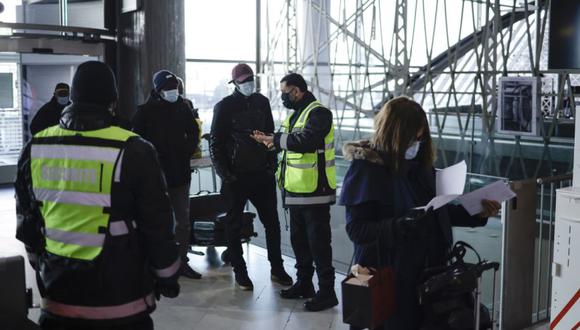 Los miembros del personal de seguridad del aeropuerto controlan a los pasajeros que ingresan al aeropuerto Charles de Gaulle, en Roissy, en las afueras de París, Francia. (Foto: EFE / EPA / YOAN VALAT).