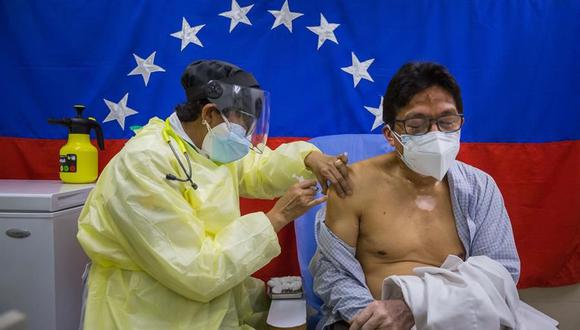 Un hombre recibe una vacuna contra el coronavirus covid-19 en el Hospital Ana Francisca Pérez de León II, en Caracas, Venezuela. (Foto: EFE/ Miguel Gutiérrez).