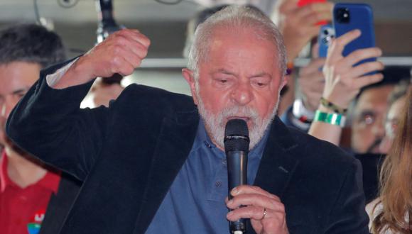 Luiz Inácio Lula da Silva habla con sus seguidores después de conocer los resultados de las elecciones legislativas y presidenciales en Brasil, el 2 de octubre de 2022. (CAIO GUATELLI / AFP).