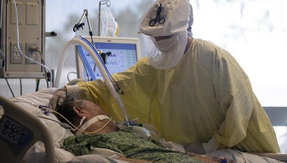 Enfermera cuidando a un paciente de COVID-19 en cuidados intensivos del Sharp Grossmont Hospital en La Mesa, California,(EFE/EPA/ETIENNE LAURENT)