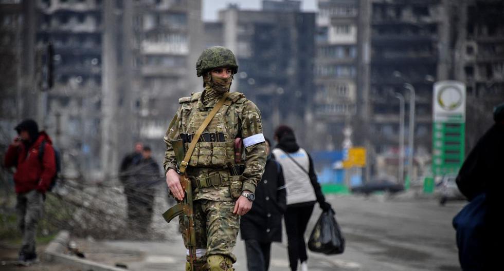 Un soldado ruso patrulla en una calle de Mariupol el 12 de abril de 2022, mientras las tropas rusas intensifican una campaña para tomar la ciudad portuaria estratégica. (Alexander NEMENOV / AFP).