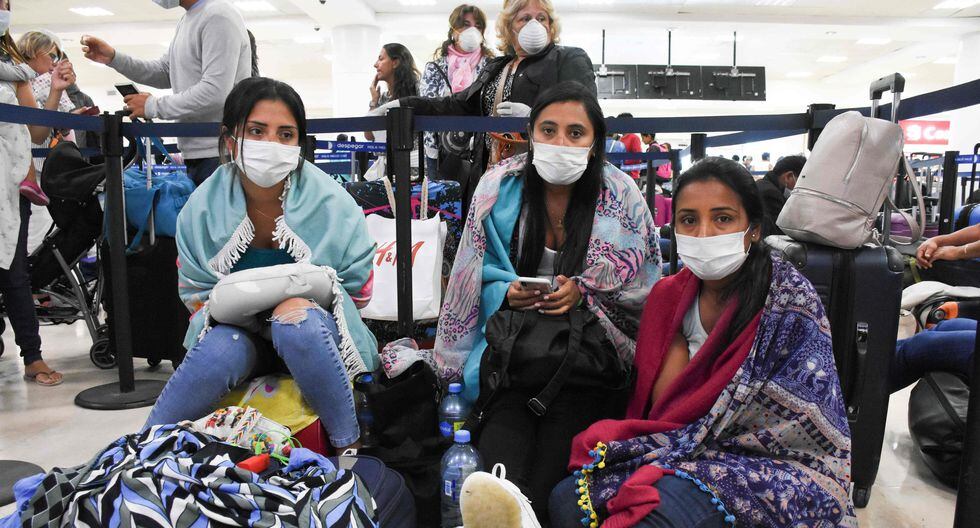 Un grupo de peruanas varadas en el aeropuerto de la ciudad mexicana de Cancún. (AFP / ELIZABETH RUIZ).