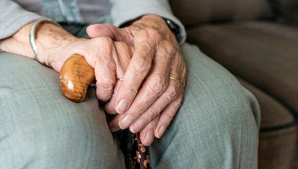 Esta abuelita de 80 años es muy creyente de las leyendas urbanas y lanzó la moneda para tener 'un buen viaje' sin complicaciones. | Pixabay