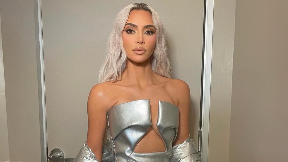 Con 42 años cumplidos, Kim Kardashian no tiene nada que envidiarle a nadie. Con una figura envidiable (y cuestionable) a punta de ejercicios y cirugías, la socialité y empresaria cada vez sorprende con nuevos y pulidos looks conforme las tendencias y la moda evolucionan. En honor a su cumpleaños, regresamos en el tiempo para hacer un recorrido por sus más impactantes cambios de look alrededor de los años.
(Foto: IG @kimkardashian)