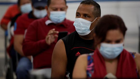 Personas son vacunadas este lunes por personal médico de la Caja del Seguro Social de Panamá (CSS), en un centro comercial al oeste de Ciudad de Panamá (Panamá).