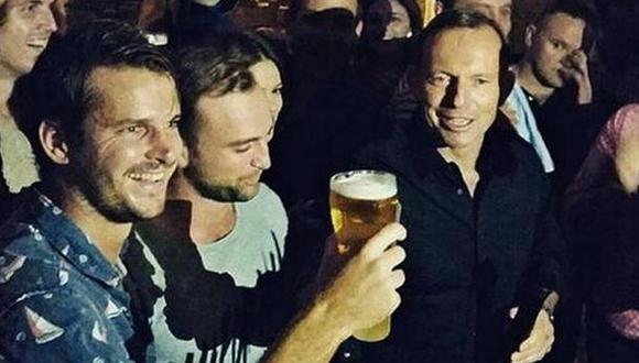Primer ministro australiano bebe una cerveza en seis segundos