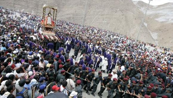 Miles de fieles buscan acercarse a la patrona de Arequipa. (Foto: Julio Angulo / Archivo)