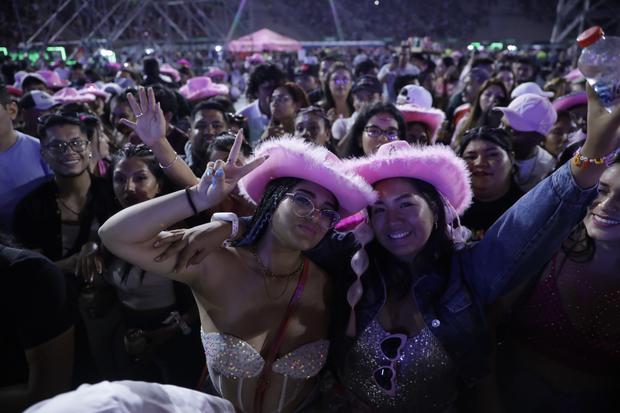 Las fans de la colombiana llevaron los clásicos sombreros que utiliza la cantante en diferentes videos de sus canciones. (Foto: Giancarlo Ávila)
