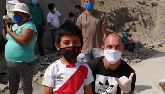 Adrián Zela repartió víveres a familias más vulnerables durante la pandemia. (Foto: Instagram)