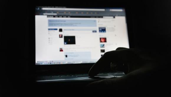 Padres colombianos pueden legalmente revisar Facebook de hijos