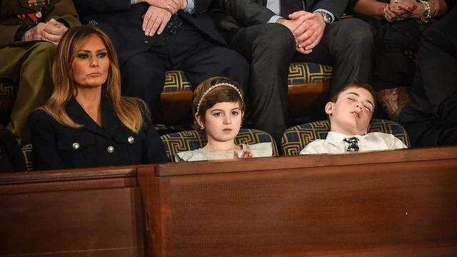 Joshua Trump, el niño que sufría por apellidarse como el presidente se quedó dormido durante el discurso del Estado de la Unión. (AFP)