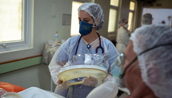 Trabajadores de la salud dan atención a pacientes con la covid-19 en la ciudad de Sao Leopoldo (Brasil). (Foto: EFE/Daniel Marenco).