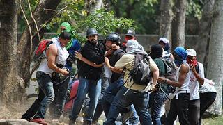 Colectivos chavistas asaltan a seis periodistas en protesta