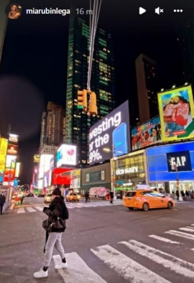 Zdjęcie przedstawiające Ninę i jej rodzinę spacerującą po Nowym Jorku (fot. Mía Rubín / Instagram)