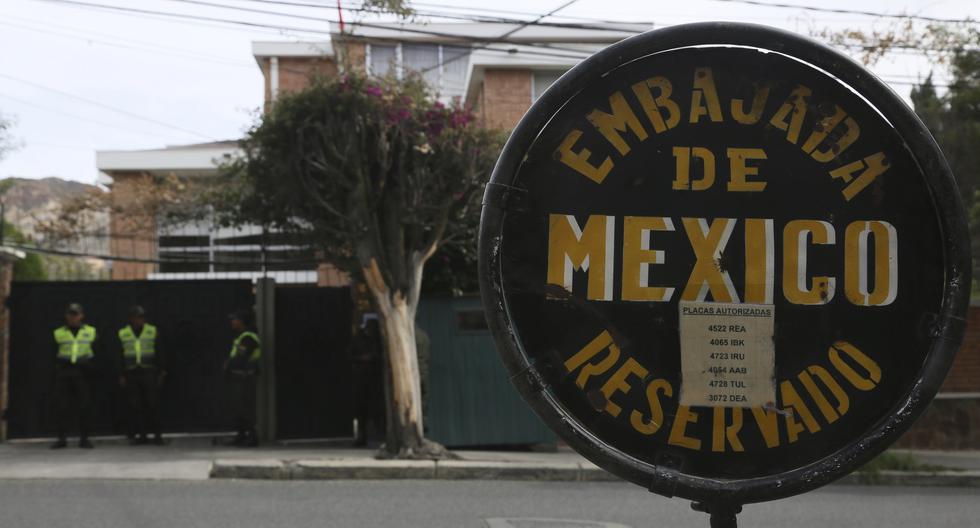 La embajada de México en Bolivia permanece rodeada por policías bolivianos. (AP Photo/Luis Gandarillas).
