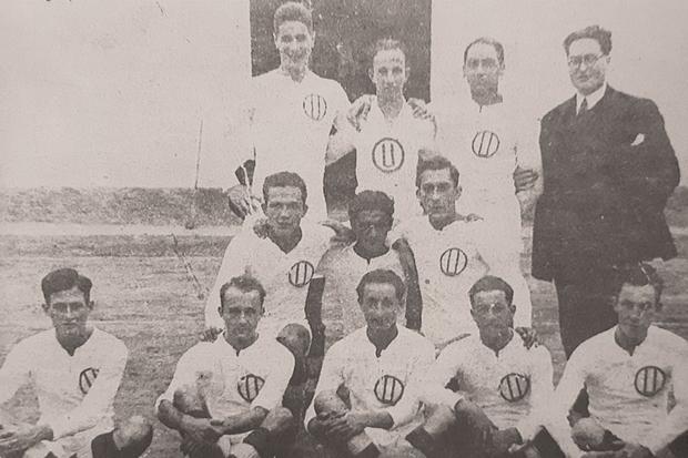A la derecha, el único sin uniforme, Carlos Cáceres Álvarez, precursor de la identidad crema. (Foto: Club Universitario de Deportes)