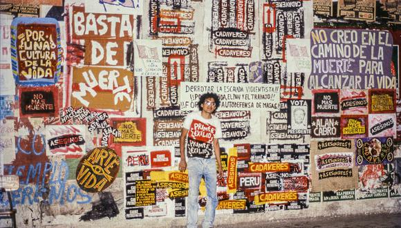 Artista, fotógrafo, archivista, activista, en la imagen un joven Herbert Rodríguez aparece con sus murales en el pasadizo de la Facultad de Letras de San Marcos,  en 1989. Una época en que dentro de la Universidad se vivía el combate diario contra Sendero Luminoso. (Foto: Archivo del artista)
