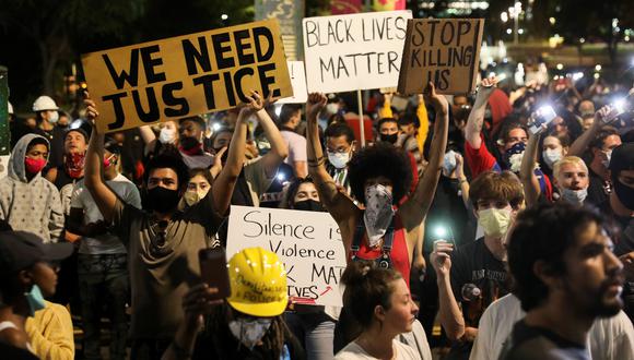 Cientos de personas reunidas en Los Ángeles, California, para protestar contra el racismo y la violencia policial contra los afroamericanos. La distancia social recomendada en medio de la pandemia del coronavirus ha quedado de lado. (Reuters)