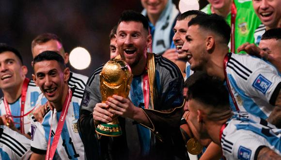 Lionel Messi: la jugosa cifra que un abogado de Omán le ofreció por el bisht que le colocaron para levantar la copa del mundo | Foto: AFP