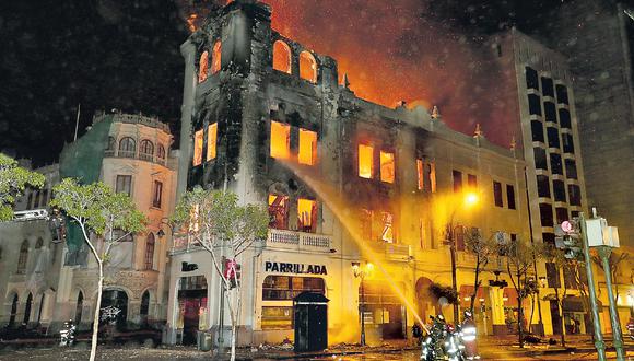 Durante doce horas los bomberos trabajaron para sofocar el incendio que dejó en ruinas el edificio más antiguo de la plaza San Martín, donde funcionaban dos pollerías y un hostal desde hace varios años.  (Foto: USI)