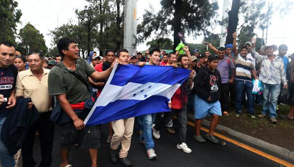 Migrantes hondureños entonaron su himno luego de cruzar a México [VIDEO] (AFP)