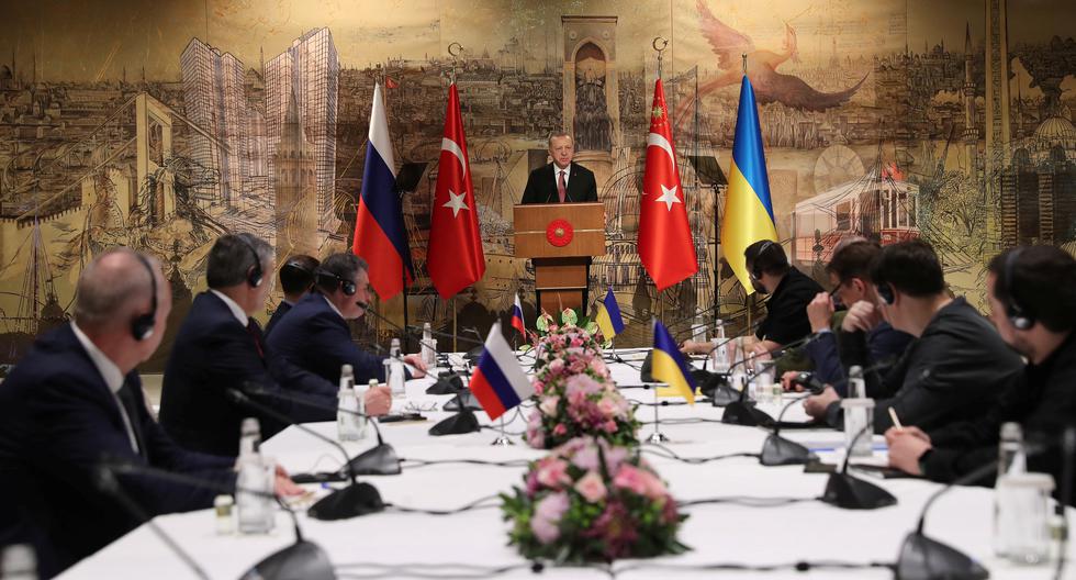 El presidente de Turquía, Recep Tayyip Erdogan, recibió en Estambul a las delegaciones de Rusia (izquierda) y Ucrania (derecha). REUTERS