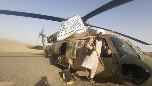 Los talibanes incautaron helicópteros y otras armas entregadas por Estados Unidos al Ejército de Afganistán. (Redes sociales).