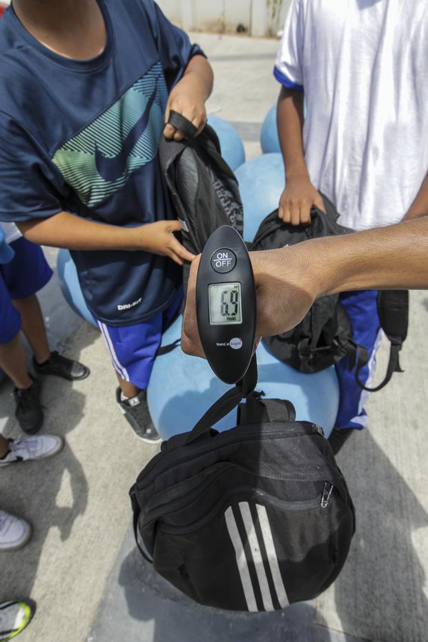 Maleta con peso de 8.2kg de un alumno de primero de secundaria. Foto: Anthony Niño De Guzmán