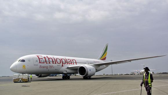 Un avión Dreamliner de Ethiopian Airlines antes de su despegue el 27 de abril de 2013 en el Aeropuerto Internacional Bole de Addis Abeba. (Foto referencial, JENNY VAUGHAN / AFP).