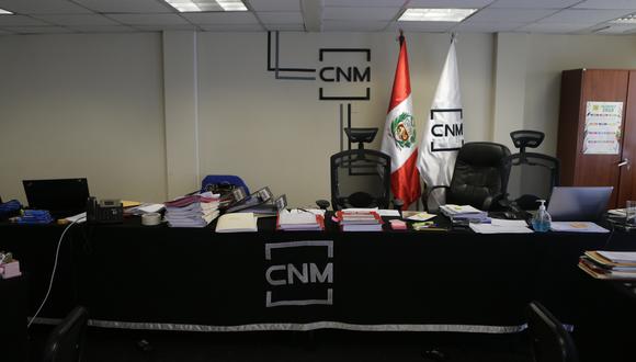 La sala de audiencias donde los candidatos eran entrevistados hoy es ocupada por personal de la Contraloría. (Foto: Alonso Chero/ El Comercio)