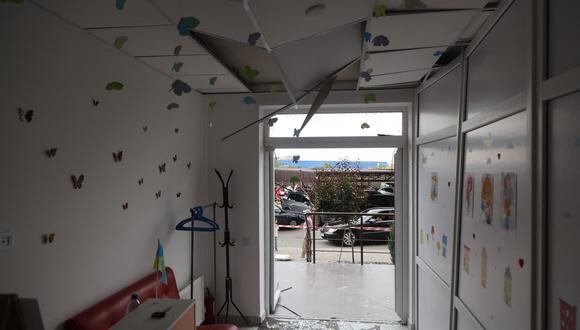 Un centro de creatividad y desarrollo infantil ubicado en un edificio residencial dañado como resultado del derribo de un misil durante un ataque nocturno en Odesa. (Foto de Oleksandr GIMANOV / AFP)