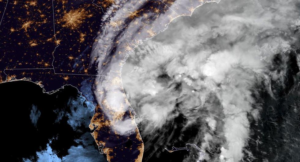 Esta imagen satelital de la Administración Nacional Oceánica y Atmosférica (NOAA) muestra la tormenta tropical Ian el 29 de septiembre de 2022 saliendo de Florida hacia el Atlántico. (AFP).