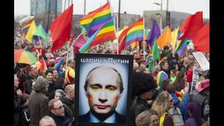 Rusia prohíbe conducir autos a los transexuales y travestis