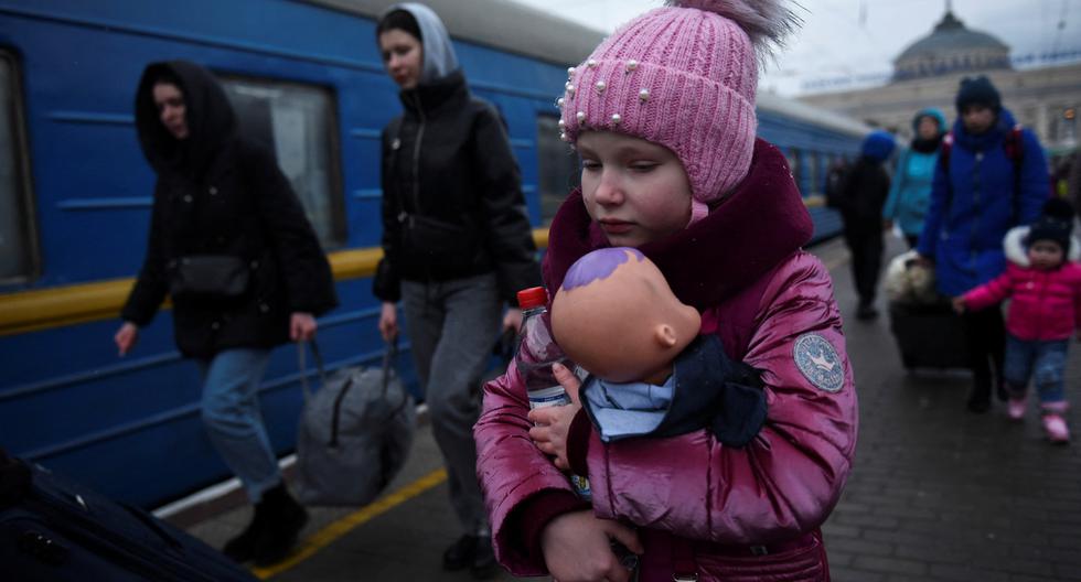 Una niña ucraniana sujeta su muñeca mientras espera un tren para evacuar con su familia de la ciudad de Odessa. REUTERS/Alexandros Avramidis