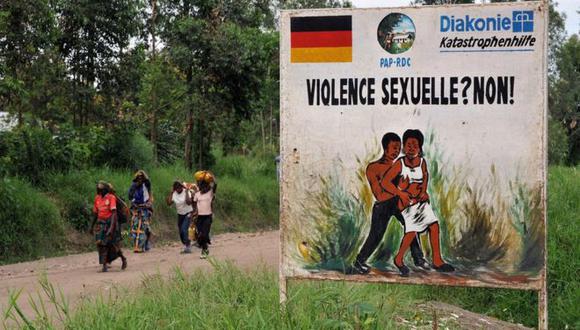 Un cartel advierte sobre la violencia sexual hacia las mujeres congolesas. (Foto: AFP)