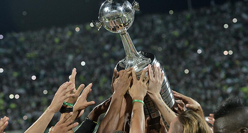 Edwin Oviedo, presidente de la FPF, dio una buena noticia para el fútbol peruano de cara a la próxima Copa Libertadores. (Foto: Getty Images)