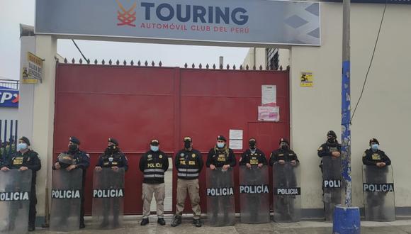 Agentes PNP intervinieron también dos oficinas del Touring y Automóvil Club del Perú de Trujillo. (Foto: Difusión)