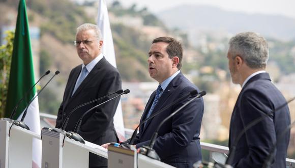 El ministro de Política de Inmigración y Asilo de Grecia, Notis Mitarachi (centro), junto al ministro del Interior español, Fernando Grande-Marlaska (derecha) y el ministro del Interior chipriota, Nikos Nouris (izquierda), dan una rueda de prensa tras la reunión del grupo MED5 este sábado en Málaga. EFE