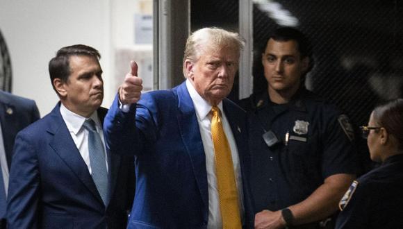 El ex presidente estadounidense Donald Trump regresa a la sala del tribunal después de una pausa para almorzar en su juicio penal en el tribunal penal de Manhattan en Nueva York, EE.UU., 02 de mayo de 2024. FOTO: DOUG MILLS / POOL/EFE/EPA