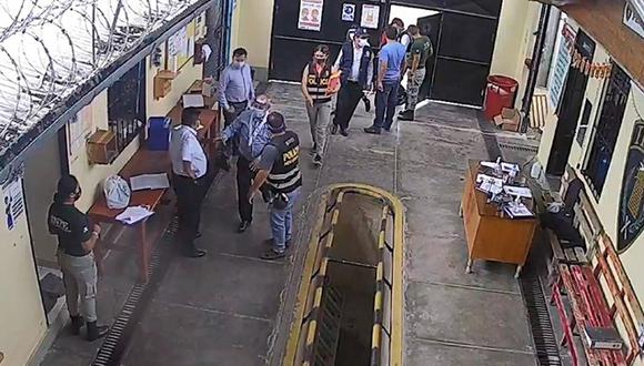 Junín:  un interno denunció ante la Fiscalía que ambos trabajadores le habían solicitado dinero para continuar trabajando en un economato. (Foto: Captura de video)