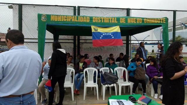 Un gran sector de ellos se dedica al comercio ambulatorio de empanadas, arepas y postres.  (Foto: cortesía cortesía de la Municipalidad Distrital de Nuevo Chimbote)